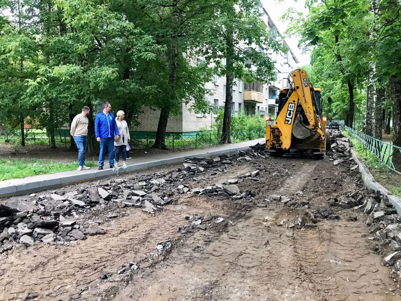 Депутат Люберец проверил результаты ямочного ремонта во дворе дома в  поселке | Администрация городского округа Люберцы Московской области